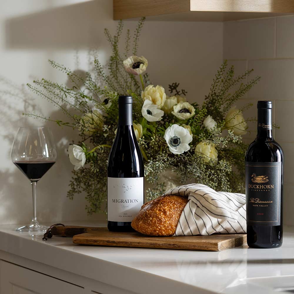 Couple holding goldeneye Sparkling