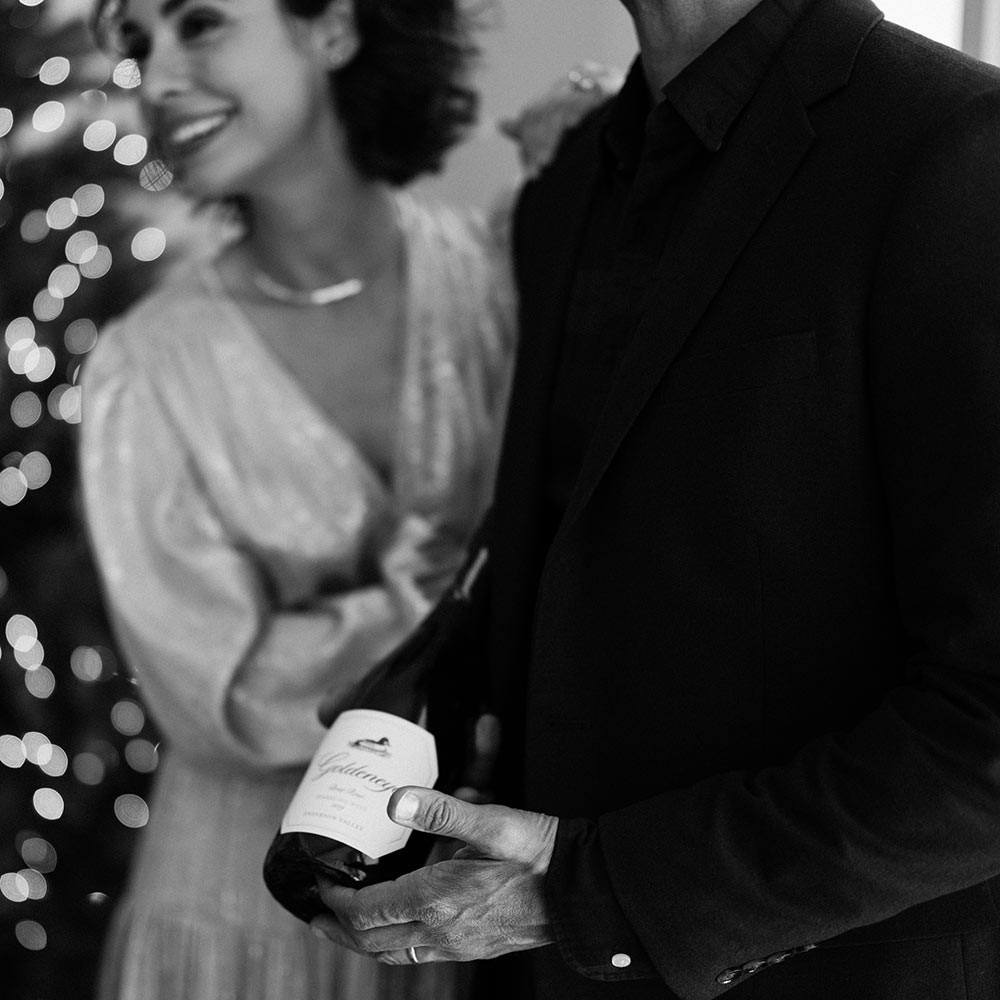 Couple holding goldeneye Sparkling